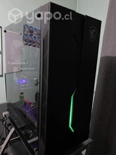 Pc gamer con periféricos