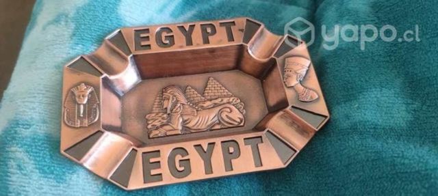 Ceniceros y amuletos egipcios