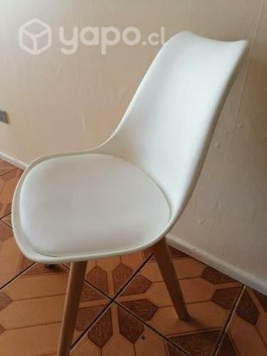 Silla eames blanca acolchada