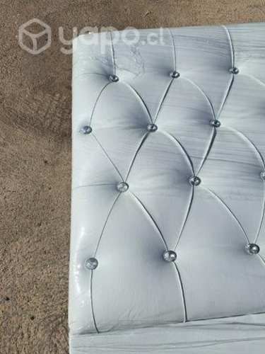 Precioso respaldo de cama con botones de cristal