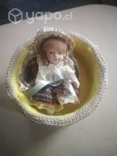 Muñeca de Porcelana en su cesto