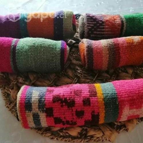 Estuches, bananos y mochilas, textil andino