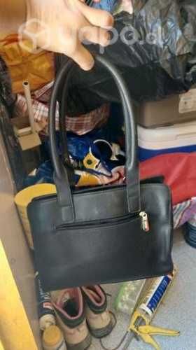 Pantalones y casas y mochila y carteras