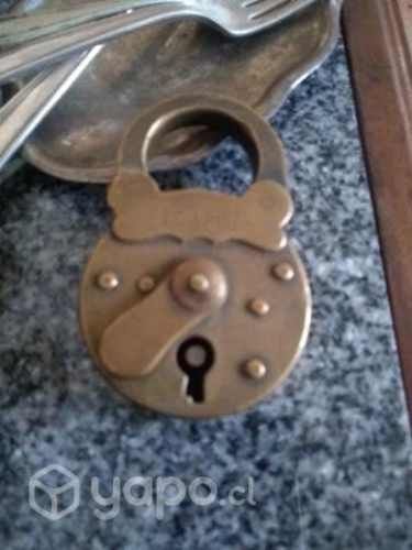 Antiguo candado Dapo de bronce