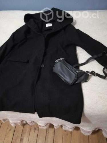 Abrigo negro con gorro y banano