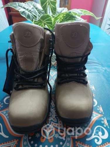 Zapato de seguridad nuevo