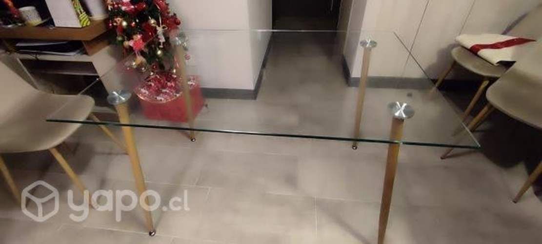 Hermosa mesa con cubierta de vidrio