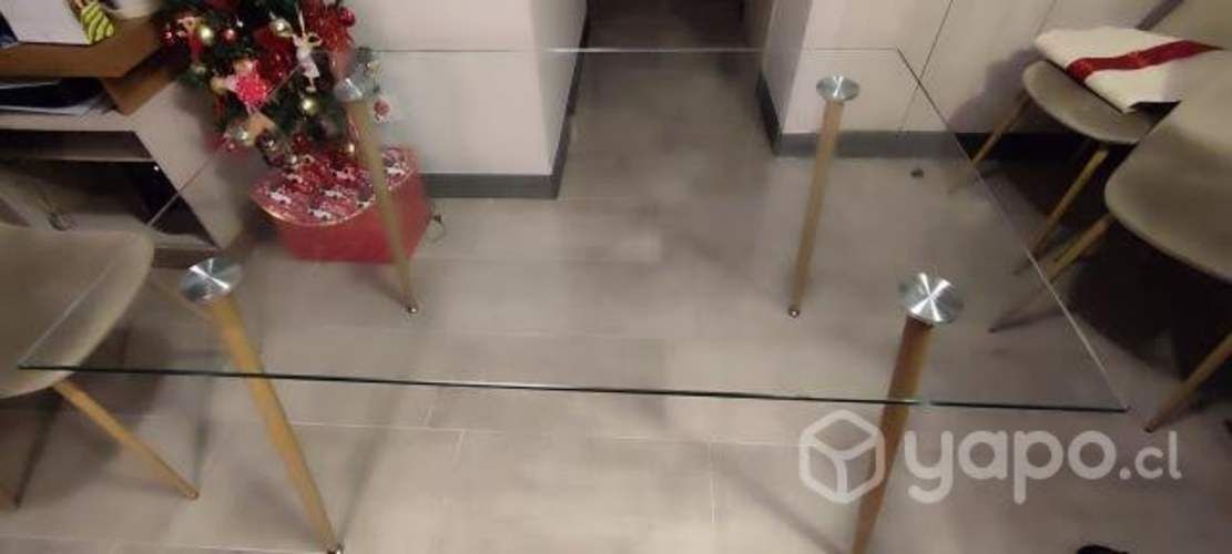 Hermosa mesa con cubierta de vidrio