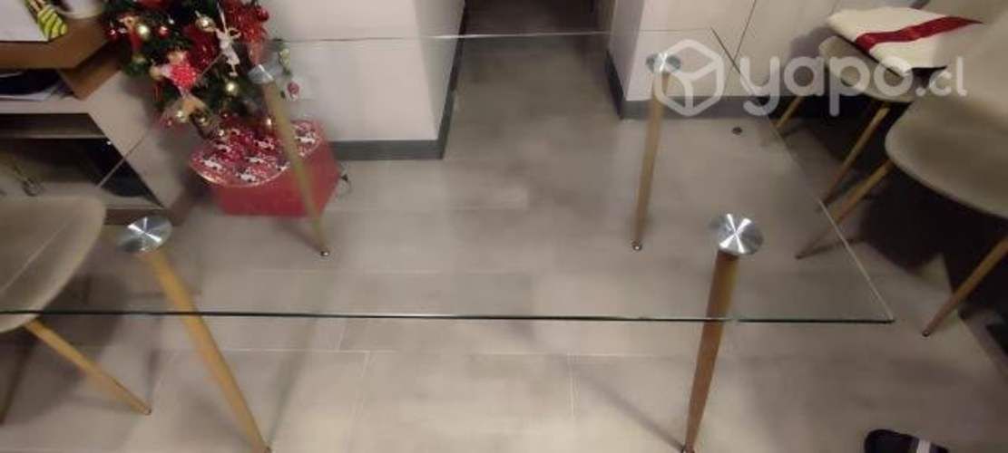 Hermosa mesa con cubierta de vidrio