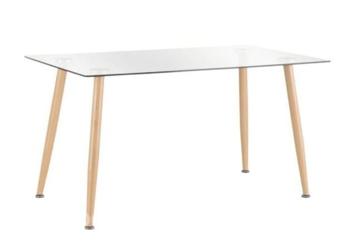 Hermosa mesa con cubierta de vidrio