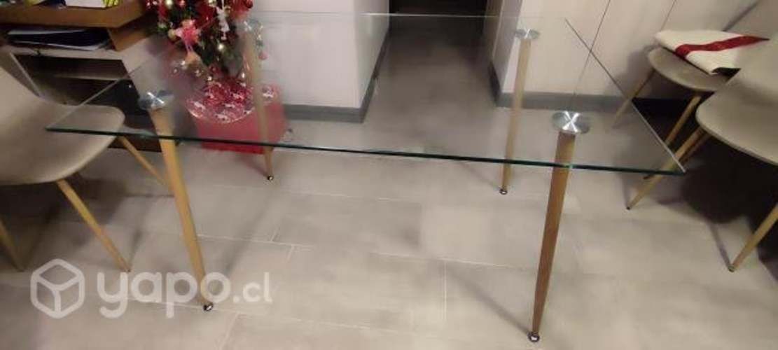 Hermosa mesa con cubierta de vidrio