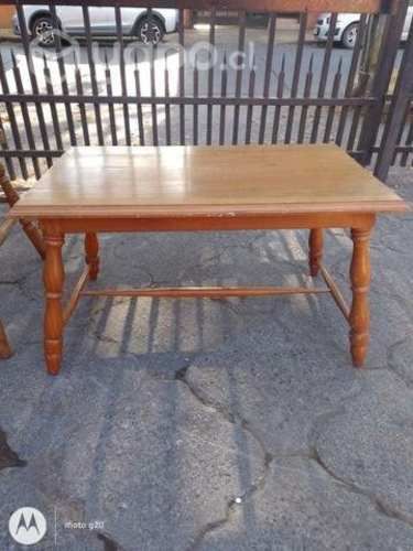 Antigua mesa de centro de madera de Raulí