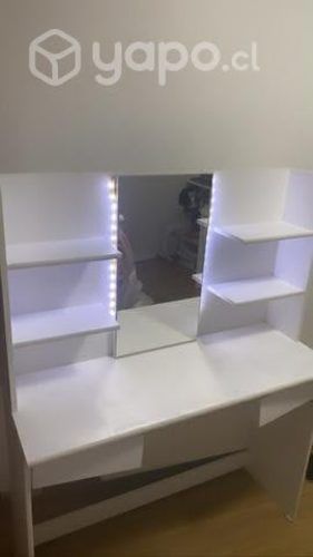Tocador con luces, espejo y cajones