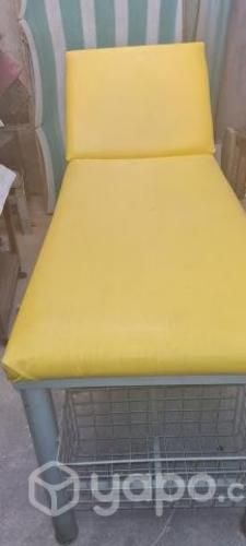 Camilla y mueble adicional