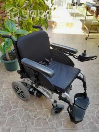 Silla de ruedas eléctrica con batería