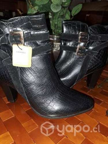 Botines negro nro 37 nuevos marca carrano