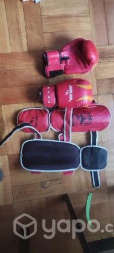 Guantes de box y canillera rojas