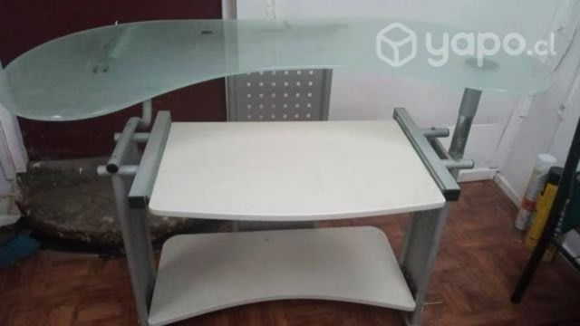 Escritorio y televisor