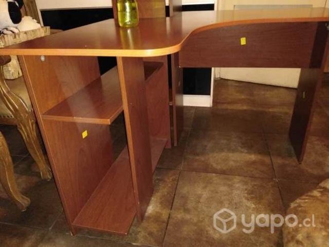 Escritorio muy bien cuidado y muy cómodo medidas 1