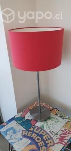 Lámpara sobre mesa roja