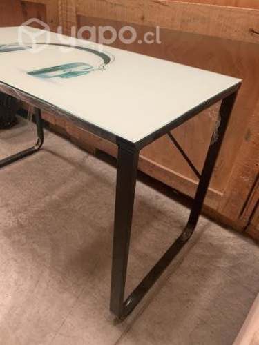 Escritorio con cubierta de vidrio y base de alumin