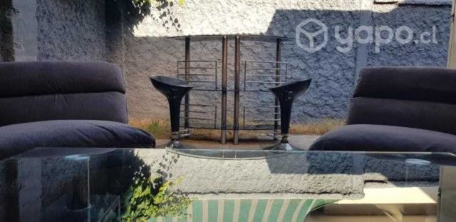 Bar de vidrio mas 2 sillas taburete de regalo