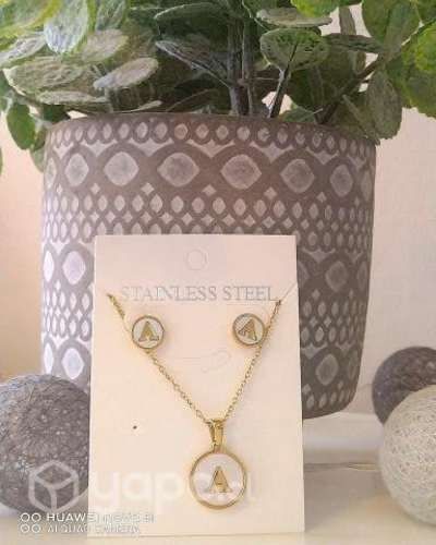 Conjunto de aretes y collar de acero inoxidable