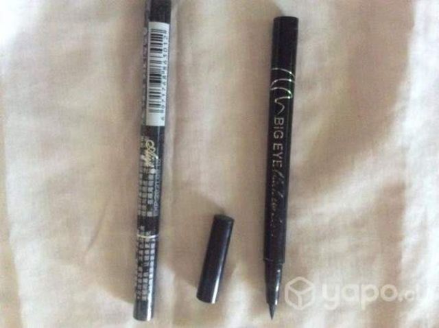 Delineador líquido de ojos negro