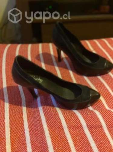 Zapatos negros de cuero, taco alto