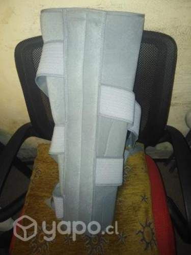 Inmovilizador de rodilla usado una postura