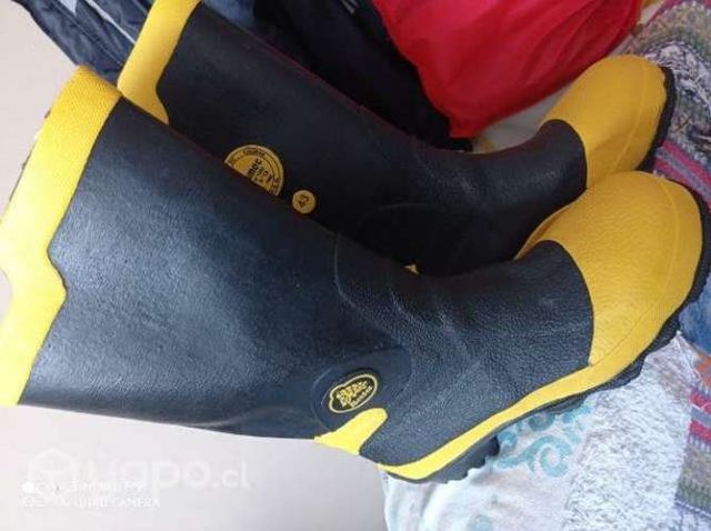 Ofresco 2 pares de botas nuevas de varón.