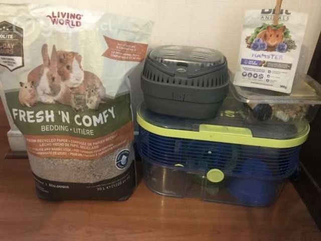 Jaula Hamster más accesorios y sustrato.