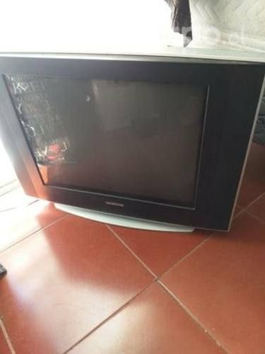 televisor a color en vuen estado