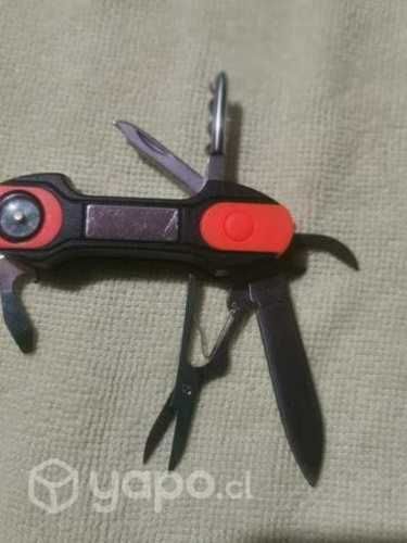 Corta pluma con brujula y y linterna, pero no buen