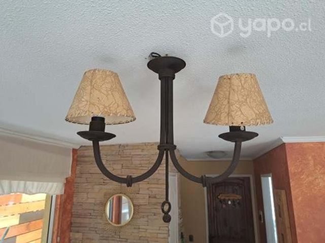 De lamparas, sofá y alfombra excelente esta