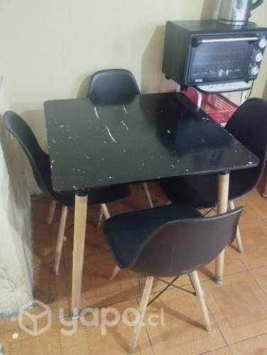 Mesa estilo nórdica usada para 4 personas