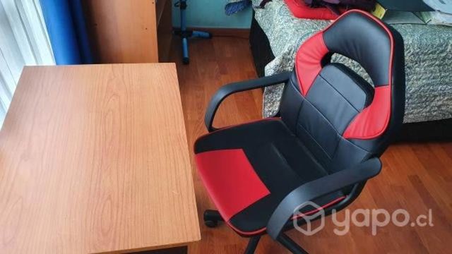 Sillón gamer y escritorio