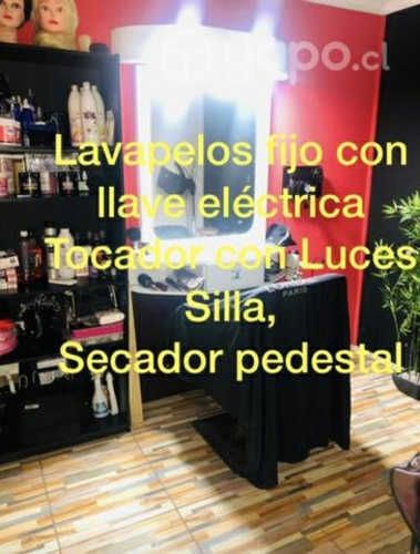 Tocador, Lavapelos, silla, y varios accesorios