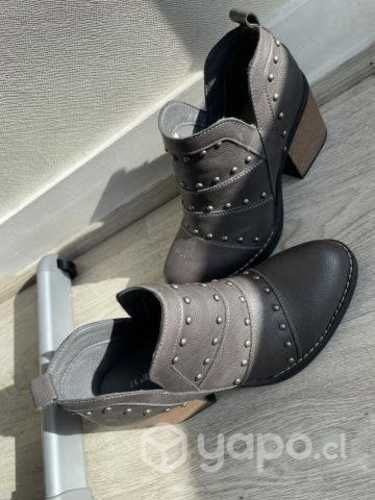 Botines con tachas