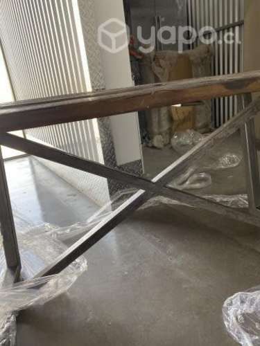 Preciosa mesa de madera reciclada