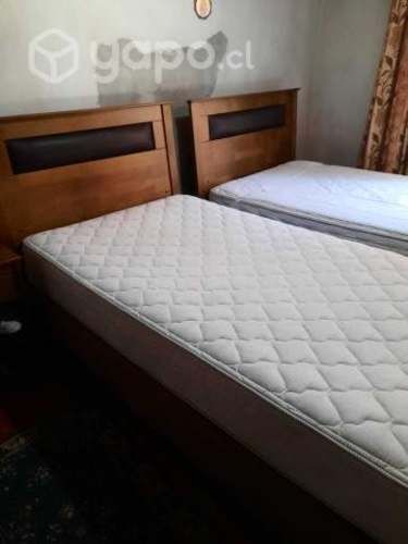 2 camas de 1 plaza 1/2 y sus veladores