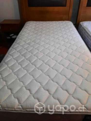 2 camas de 1 plaza 1/2 y sus veladores