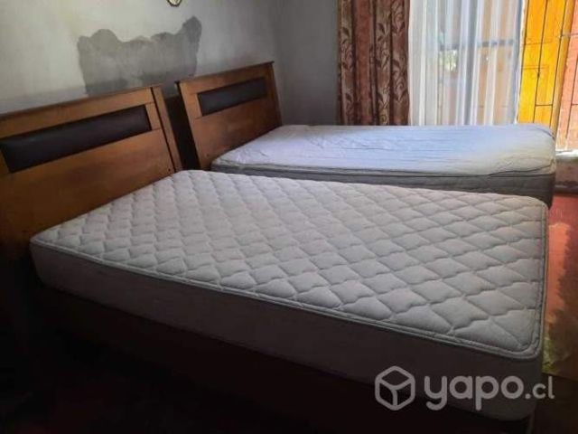 2 camas de 1 plaza 1/2 y sus veladores