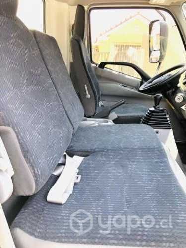 Camión Hino 817 2021 impecable 5.000 kg