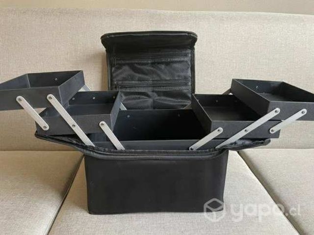 Bolso y artículos de belleza