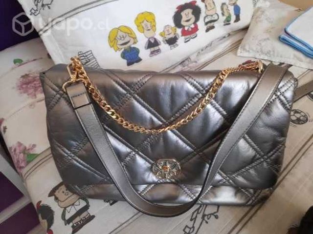 Cartera hermosa color plateado