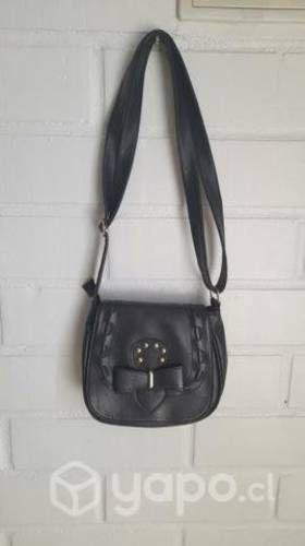 Diversas carteras y mochila