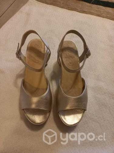 Zapatos dorados n°39/40 Marca Leandra