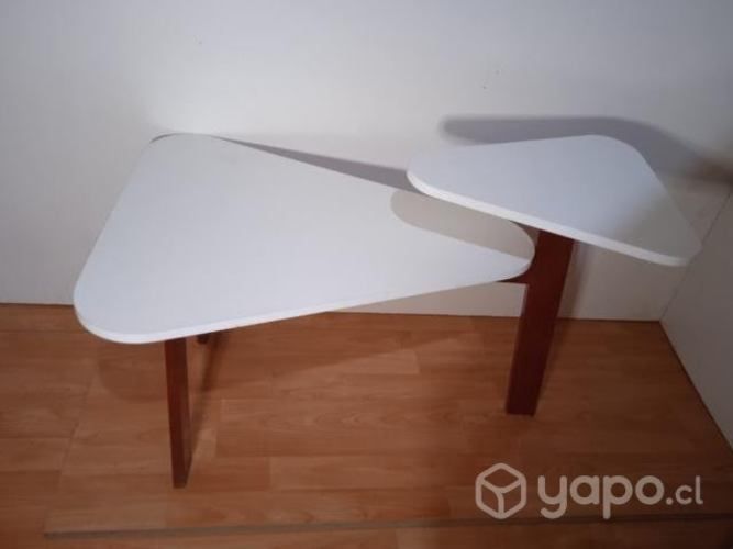 Mesa de centro triangular con plataforma