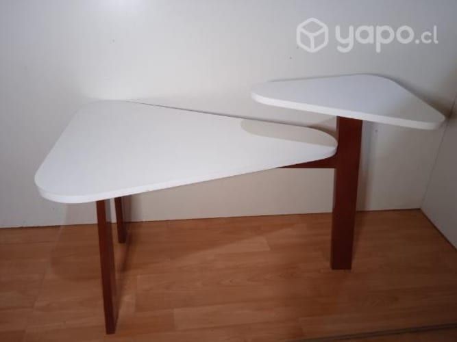 Mesa de centro triangular con plataforma